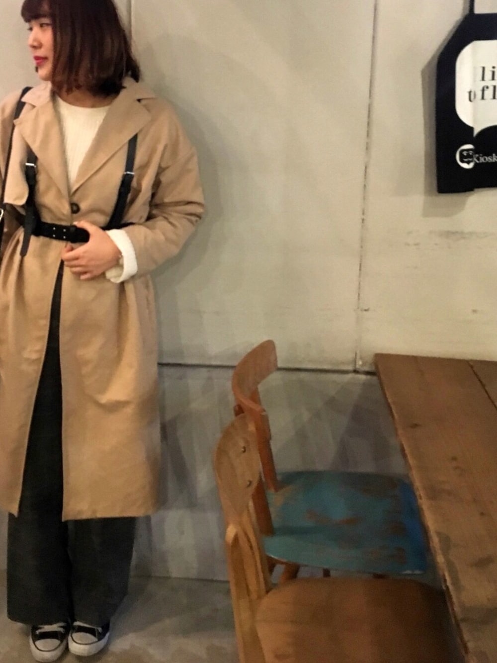「シンプル、トレンチコート、ハーネスベルト、スニーカーコーデ、ベルト、ワイドパンツ、コンバース、春コーデ」｜「earth music&ecologyのドロップショルダートレンチコート（トレンチコート、ベージュ系）」を使った、nさん（レディース・164cm）の冬コーディネートの1枚目の写真