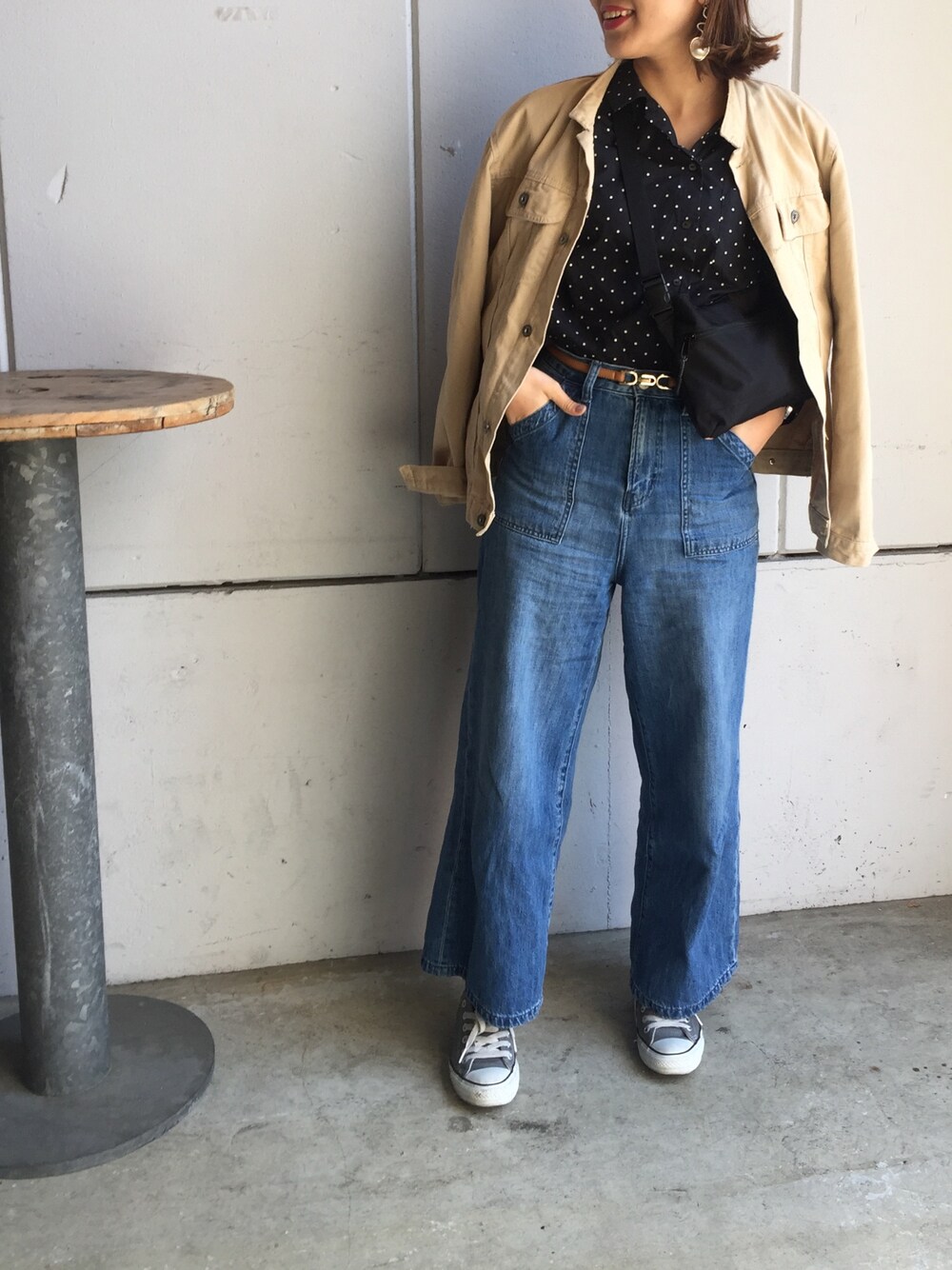 「ドット、休日スタイル、ワイドパンツ、スニーカー、コンバース、ブラウス、デニム」｜「earth music&ecologyの・バックリボンビッグスリーブシャツ（シャツ/ブラウス、ブラック系）」を使った、nさん（レディース・164cm）の春コーディネートの1枚目の写真