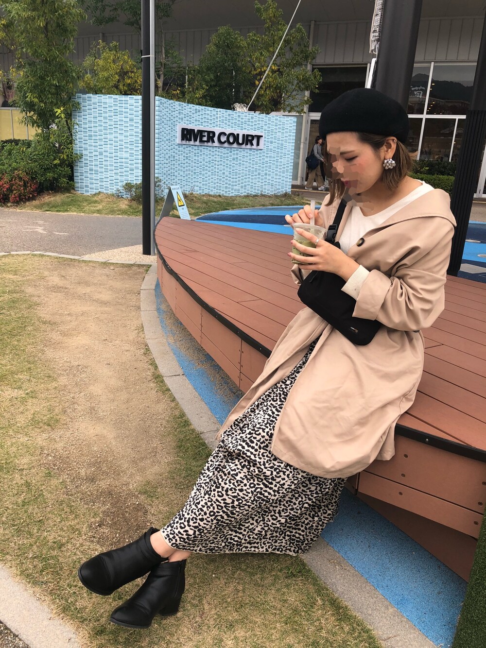 「シンプルおしゃれが好き、トレンチコート、ひょう柄、レオパード、スカート、ブーツ」｜「earth music&ecologyのドロップショルダートレンチコート（トレンチコート、ベージュ系）」を使った、nさん（レディース・165cm）の秋コーディネートの1枚目の写真