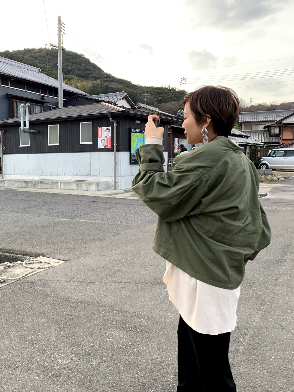 「カジュアル、シンプル、春コーデ、カーキ、ジャケット、ミリタリー、ベージュ、ゆるコーデ、春、オーバーサイズ」｜「earth music&ecologyの・ミリタリ-ブルゾン 〇（ミリタリージャケット、グリーン系）」を使った、nさん（レディース・165cm）の春コーディネートの1枚目の写真