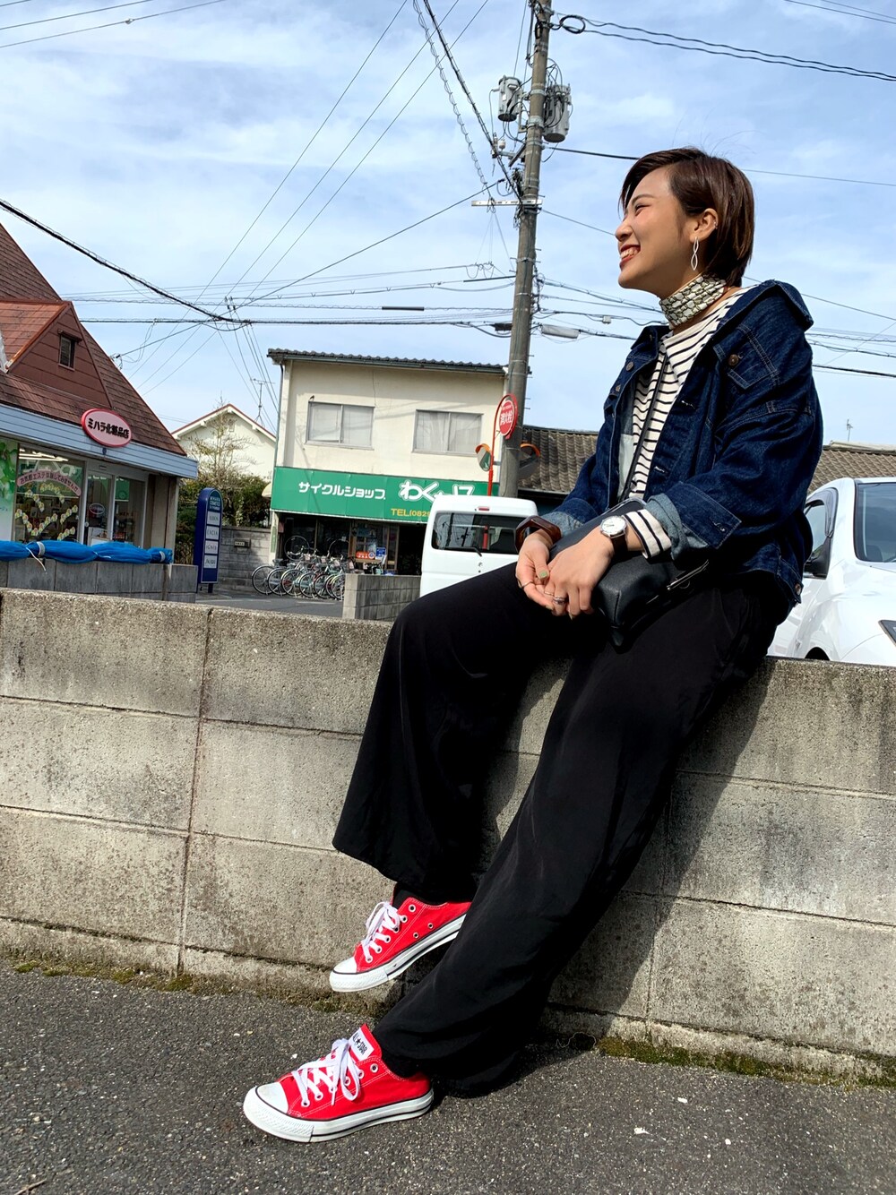 「春コーデ、スニーカー、コンバース、赤、Gジャン、ボーダー、スカーフ、ベージュ、パンツスタイル、シンプル」｜「earth music&ecologyのボーダーボーダーボートネックプルオーバー（Tシャツ/カットソー、ホワイト系）」を使った、nさん（レディース・165cm）の春コーディネートの1枚目の写真
