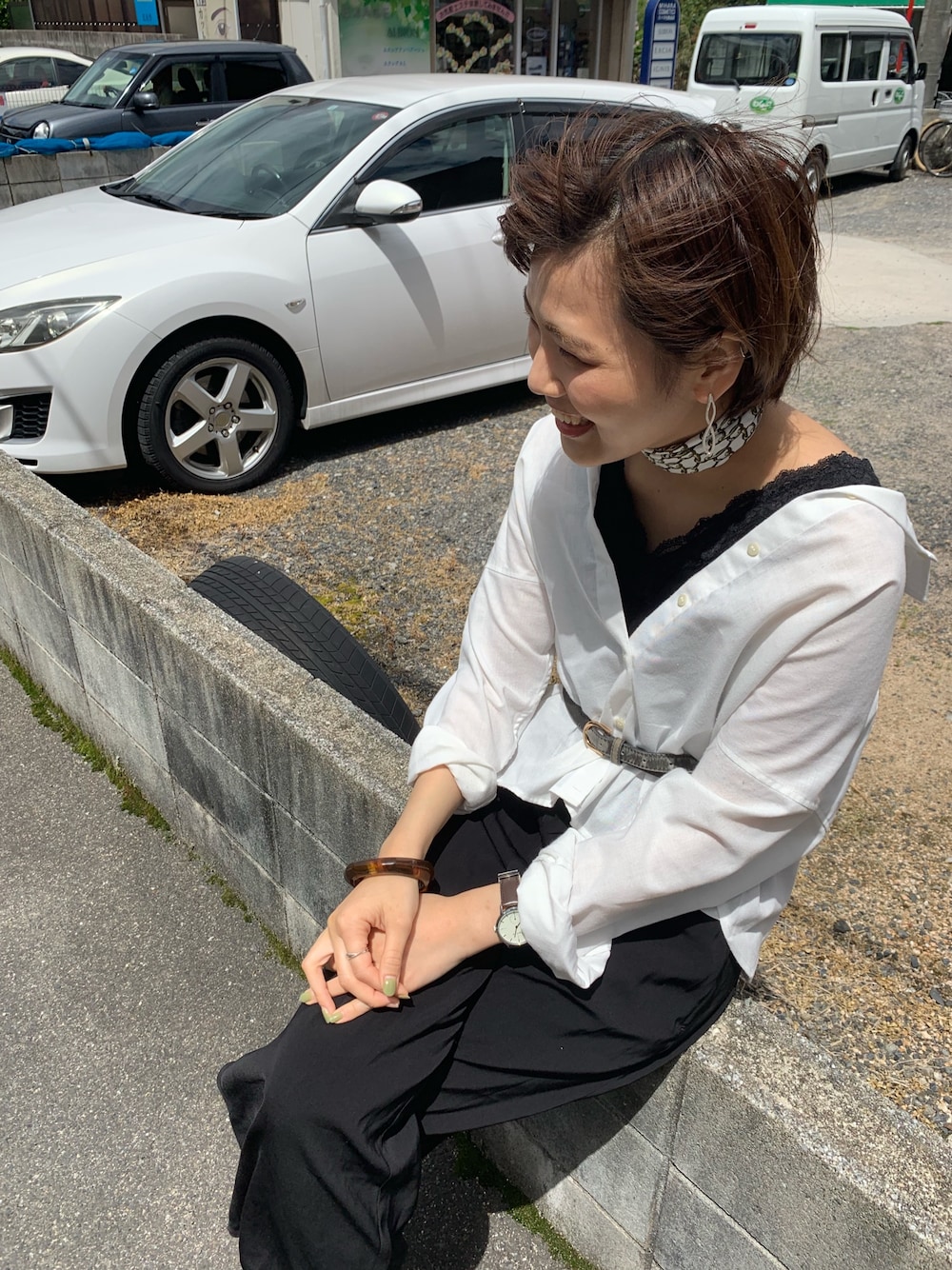 「シンプル、大人カジュアル、モノトーン、スカーフ、シャツ、春コーデ、パンツスタイル、プチプラ」｜「earth music&ecologyのアイテム（バンダナ/スカーフ、ベージュ系）」を使った、nさん（レディース・165cm）の春コーディネートの1枚目の写真