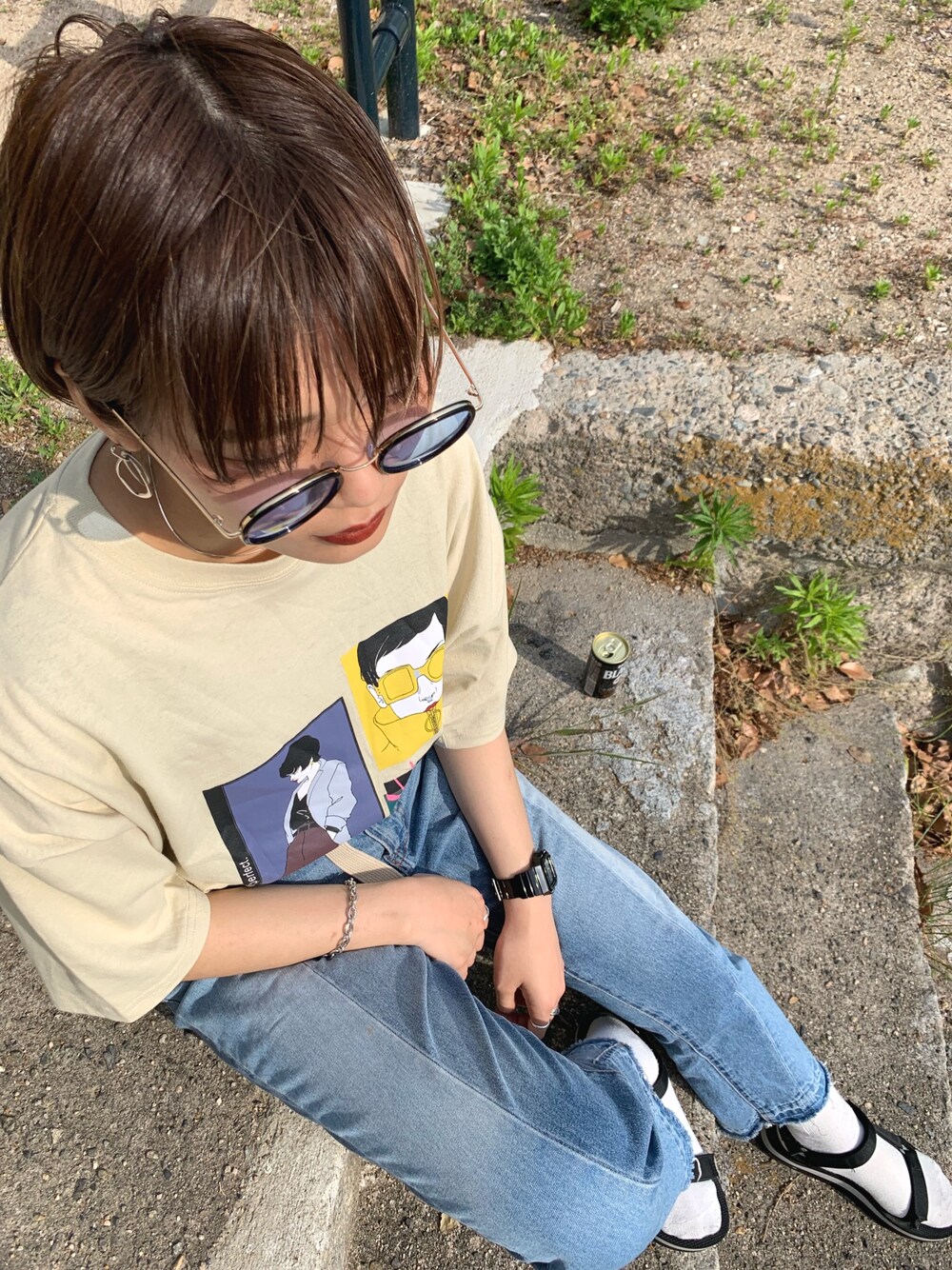 「シンプルコーデ、カジュアル、Tシャツ、ビッグシルエット、ビッグT、ベージュ、デニム、teva、靴下 × サンダル」｜「SEVENDAYS=SUNDAYのROUGH TRADE レトロプリント S/S TEE ●（Tシャツ/カットソー、ベージュ系）」を使った、nさん（レディース・165cm）の春コーディネートの1枚目の写真