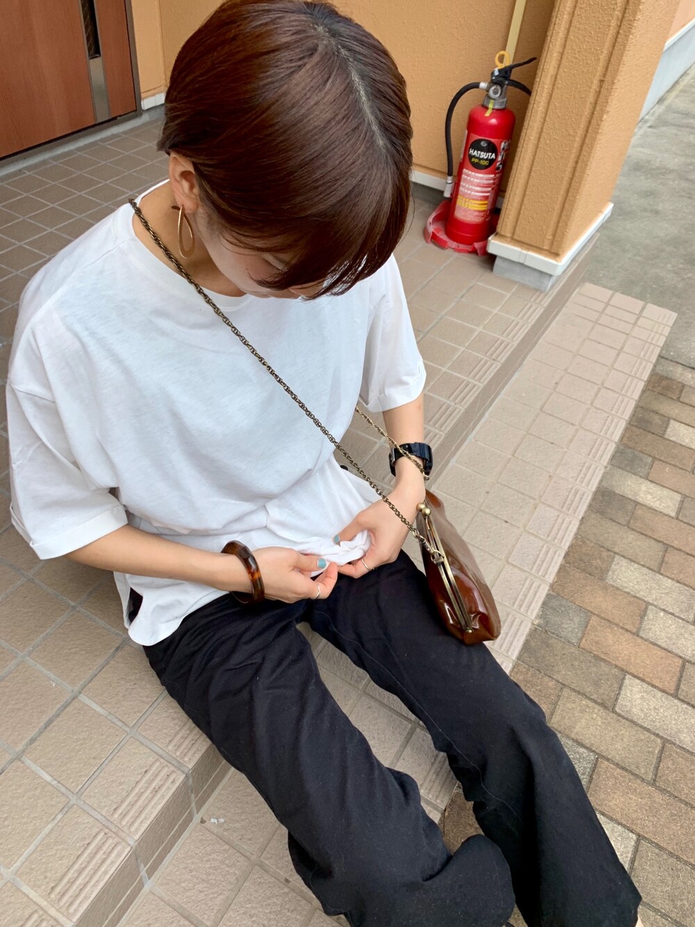 「シンプルコーデ、楽チンコーデ、オトナカジュアル、ラフ、モノトーン、パンツスタイル、Tシャツ、ビッグT」｜「earth music&ecologyのサイドボタンパンツ（パンツ、ブラック系）」を使った、nさん（レディース・165cm）の春コーディネートの1枚目の写真