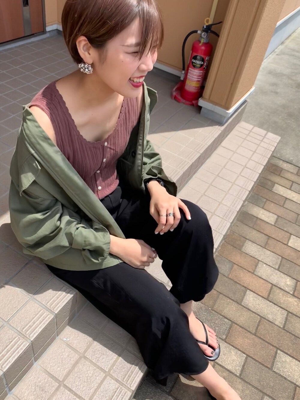 「シンプル、大人カジュアル、休日コーデ、ミリタリージャケット、カーキ、タンクトップ、ブラウン、ビーサン」｜「earth music&ecologyの・フロントボタンニットタンクトップ ●（タンクトップ、ブラウン系）」を使った、nさん（レディース・165cm）の夏コーディネートの1枚目の写真