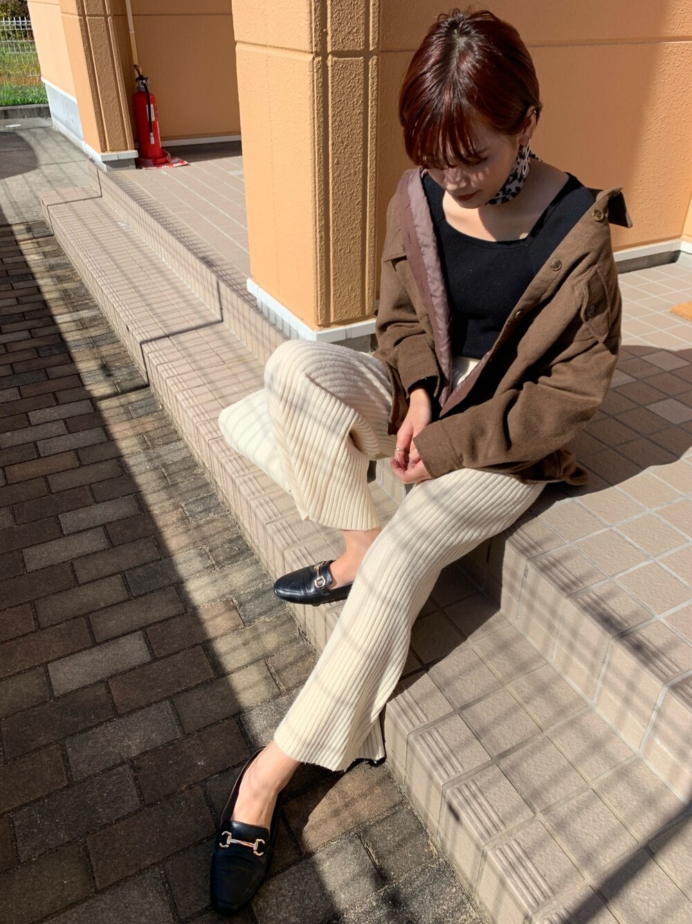 「秋コーデ、オトナ女子、きれいめカジュアル、ブラウン、スカーフ、レオパード、ニットパンツ、ローファー、カフェオレコーデ」｜「earth music&ecologyのレオパード柄ナロースカーフ（ストール/ショール、ベージュ系）」を使った、nさん（レディース・165cm）の秋コーディネートの1枚目の写真