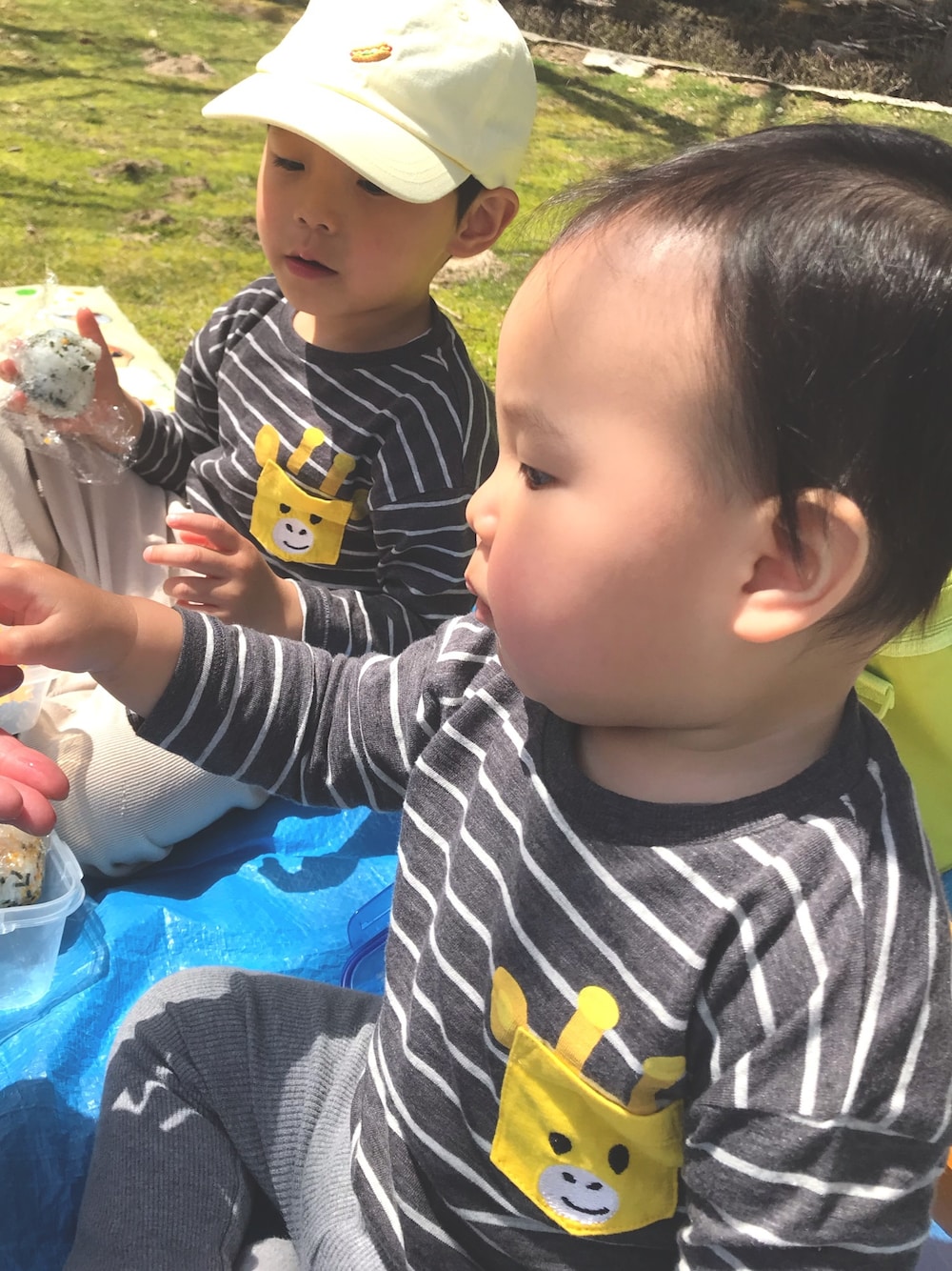 グレー系のTシャツ/カットソー、グレー系のレギンス/スパッツを着用したキッズの春コーディネートの1枚目の写真