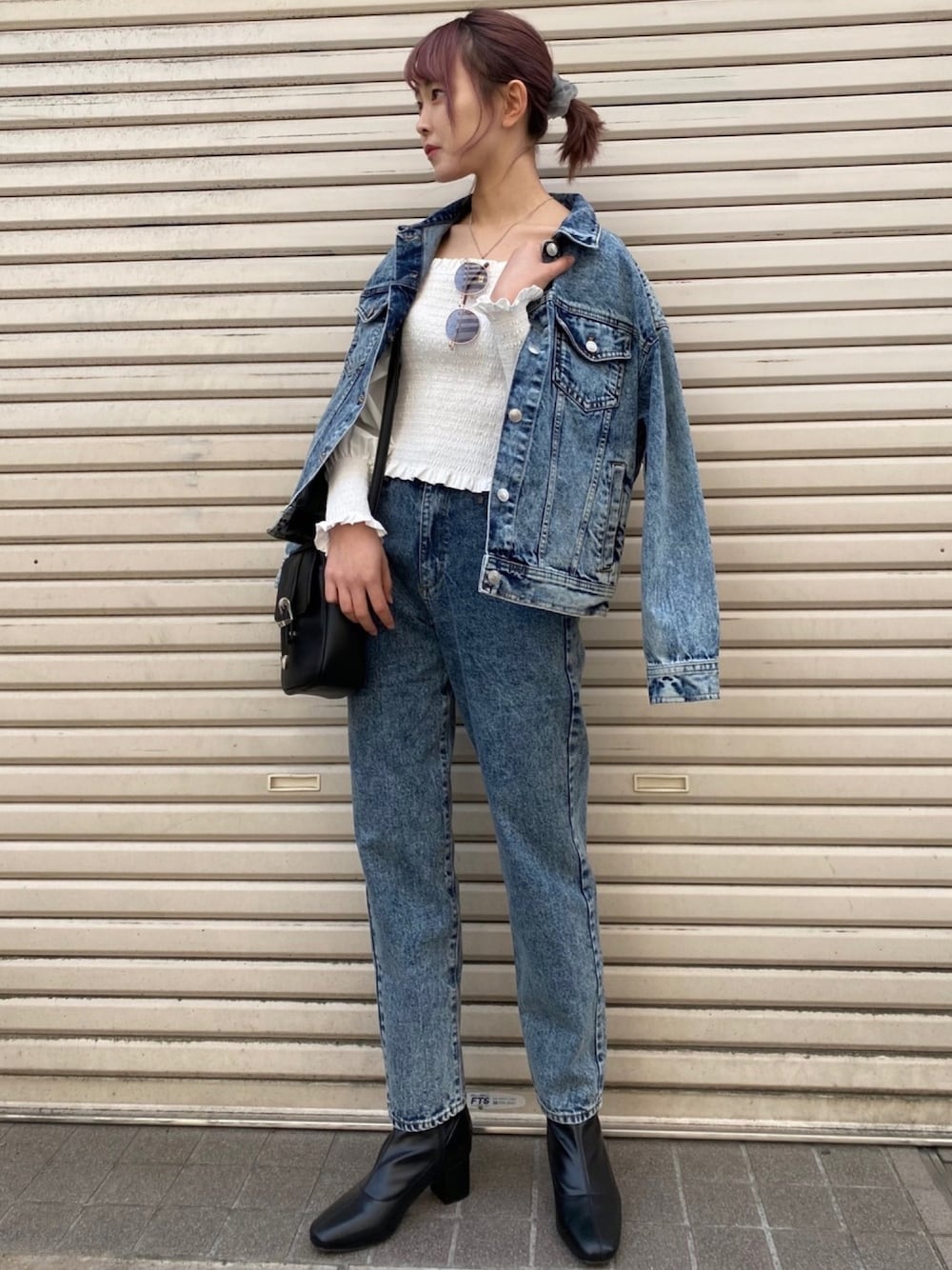 ブルー系のデニムジャケット、ブルー系のデニムパンツ、ブラック系のブーツを着用したレディースの冬コーディネートの1枚目の写真