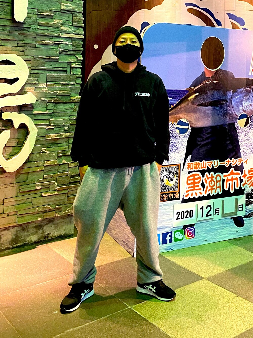「カジュアルコーデ、冬コーデ、大人コーデ、黒、スケートスタイル、スケータースタイル」｜「MAKAVELICのBIG POCKET SWEAT PANTS（その他パンツ、グレー系）」を使った、TATSUYA"VENIX"NOGAMIさん（メンズ・166cm）の冬コーディネートの1枚目の写真