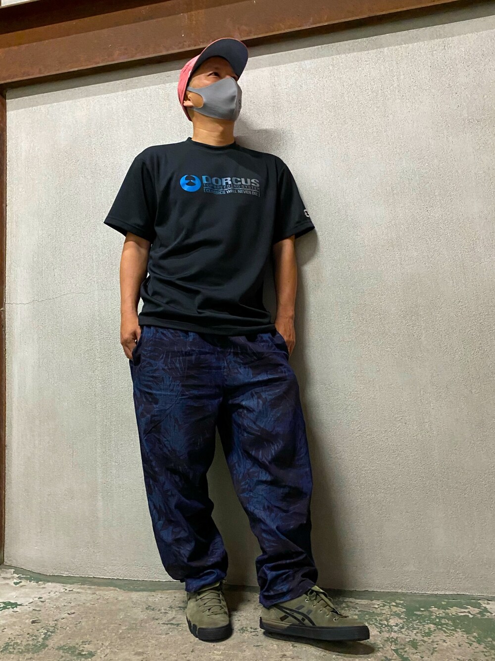 「春コーデ、カジュアル、オトナカジュアル、ゆるコーデ、スニーカー、初夏コーデ、夏、スケートスタイル、スケータースタイル」｜「JOHN'S CLOSETの【a】 4.5ozデニムリーフ総柄イージーパンツ（その他パンツ、ブルー系）」を使った、TATSUYA"VENIX"NOGAMIさん（メンズ・166cm）の春コーディネートの1枚目の写真