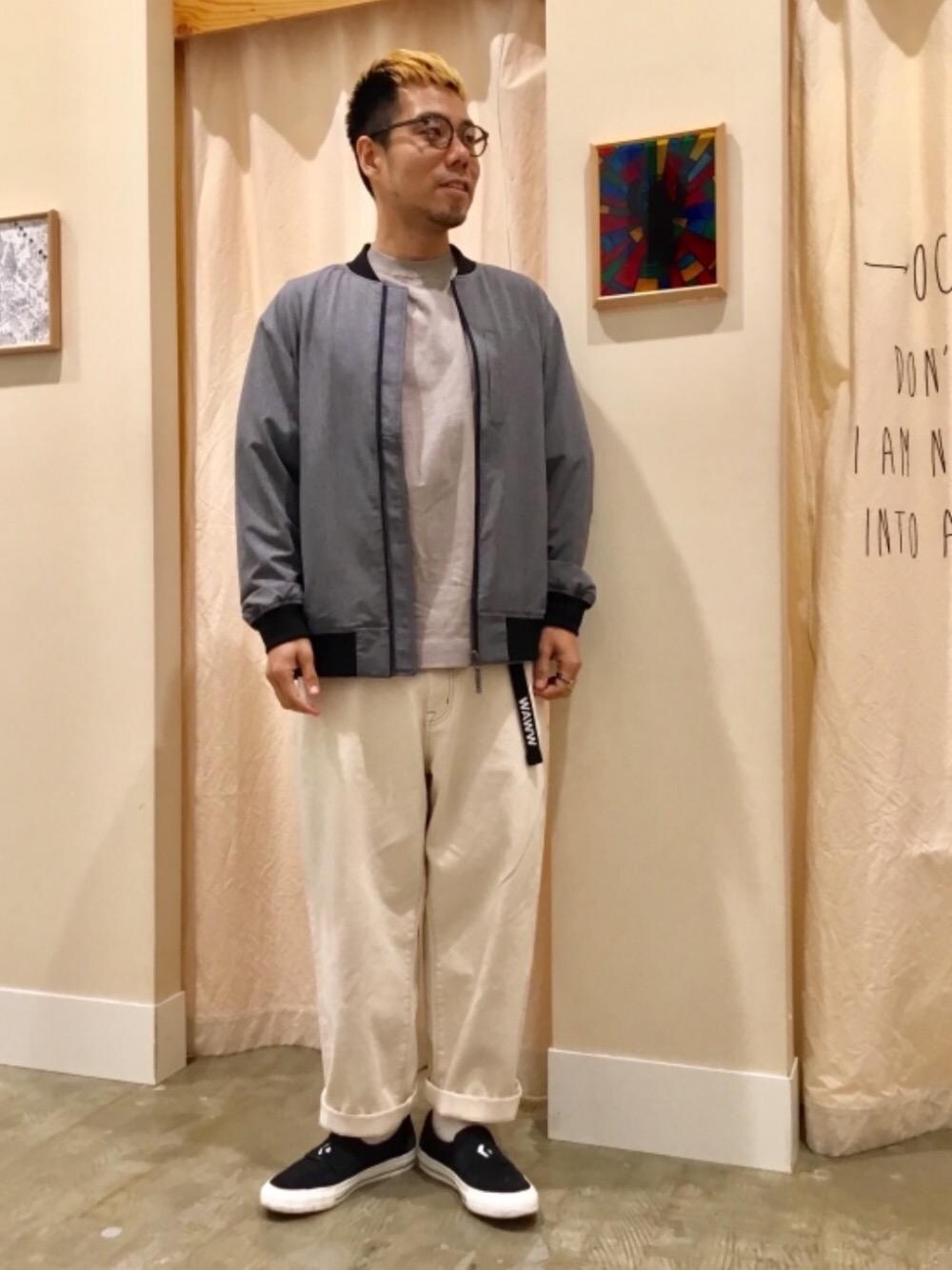 グレー系のブルゾンを着用したメンズの春コーディネートの1枚目の写真