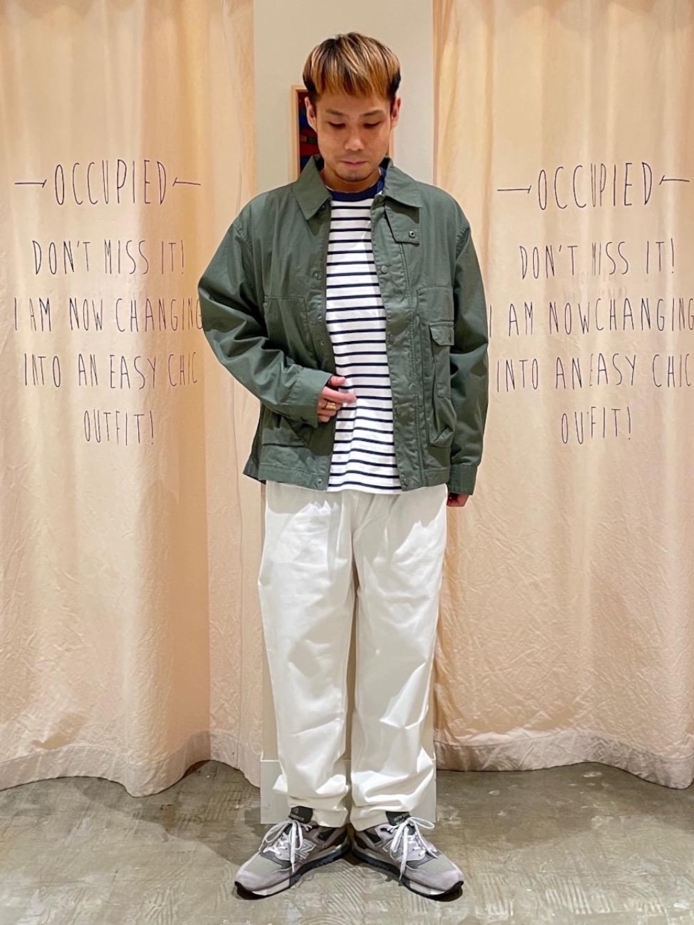 「ビッグシルエット、スニーカーコーデ、ワイドパンツ、coen、コーエン、シェフパンツ、USAコットン、coen春の一推し''ワークスタイル''、クールに決める春アウター、春こーで」｜「coenのハンティングジャケット（ミリタリージャケット、グリーン系）」を使った、さとうじゅんさん（メンズ・175cm）の春コーディネートの1枚目の写真