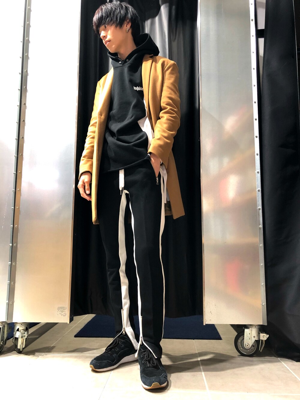 「スウェット、チェスターコート、パーカー、ストリート、LHP、Danke schon、ootd、WHITELAND BLACKBURN、LHP原宿」｜「WHITELANDのWHITELAND/ホワイトランド/ChengingPrint Hoodie（パーカー、ブラック系）」を使った、Junya  Awajiさん（メンズ・184cm）の秋コーディネートの1枚目の写真