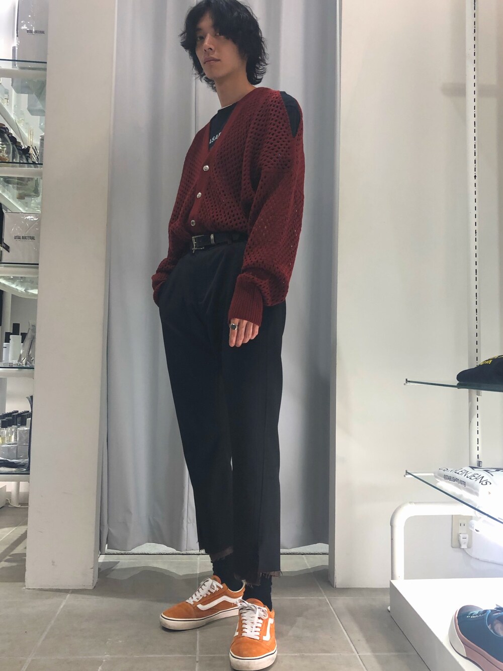「カーディガン、シンプル、ボルドー、スラックス、LHP、Danke schon、キレイめ、秋冬、sulvam、LHP原宿」｜「DANKE SCHONのDankeSchon/ダンケシェーン/KASABIAN TEE(ティーシャツ)（Tシャツ/カットソー、ブラック系）」を使った、Junya  Awajiさん（メンズ・183cm）の夏コーディネートの1枚目の写真