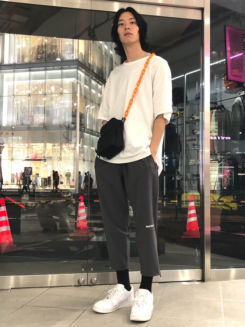 「スニーカー、シンプル、LHP、Danke schon、夏コーデ、白Tシャツ、MAGIC STICK、サコッシュ、WHITELAND BLACKBURN、LHP原宿」｜「DANKE SCHONのDankeSchon/ダンケシェーン/チェーンナイロンサコッシュ（ボディバッグ/ウエストポーチ、オレンジ系）」を使った、Junya  Awajiさん（メンズ・184cm）の夏コーディネートの1枚目の写真