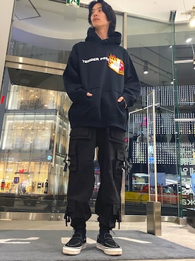 「TENDER PERSON（テンダーパーソン）のアイテム（パーカー、ブラック系）」を使った、Junya  Awajiさん（メンズ・184cm）の冬コーディネート