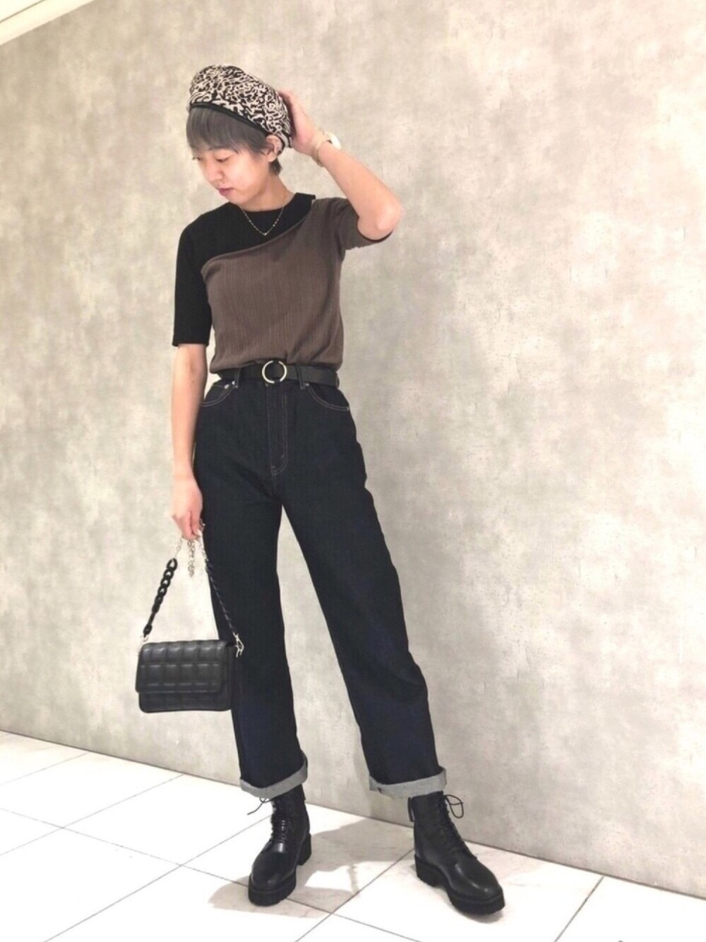 ブラウン系のTシャツ/カットソー、ブルー系のデニムパンツ、ブラック系のショルダーバッグを着用したレディースの秋コーディネートの1枚目の写真