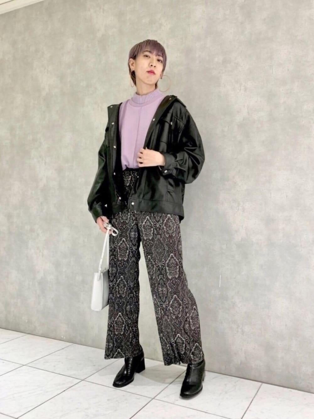 ブラック系のブルゾン、パープル系のスウェット、ブラック系のパンツを着用したレディースの秋コーディネートの1枚目の写真