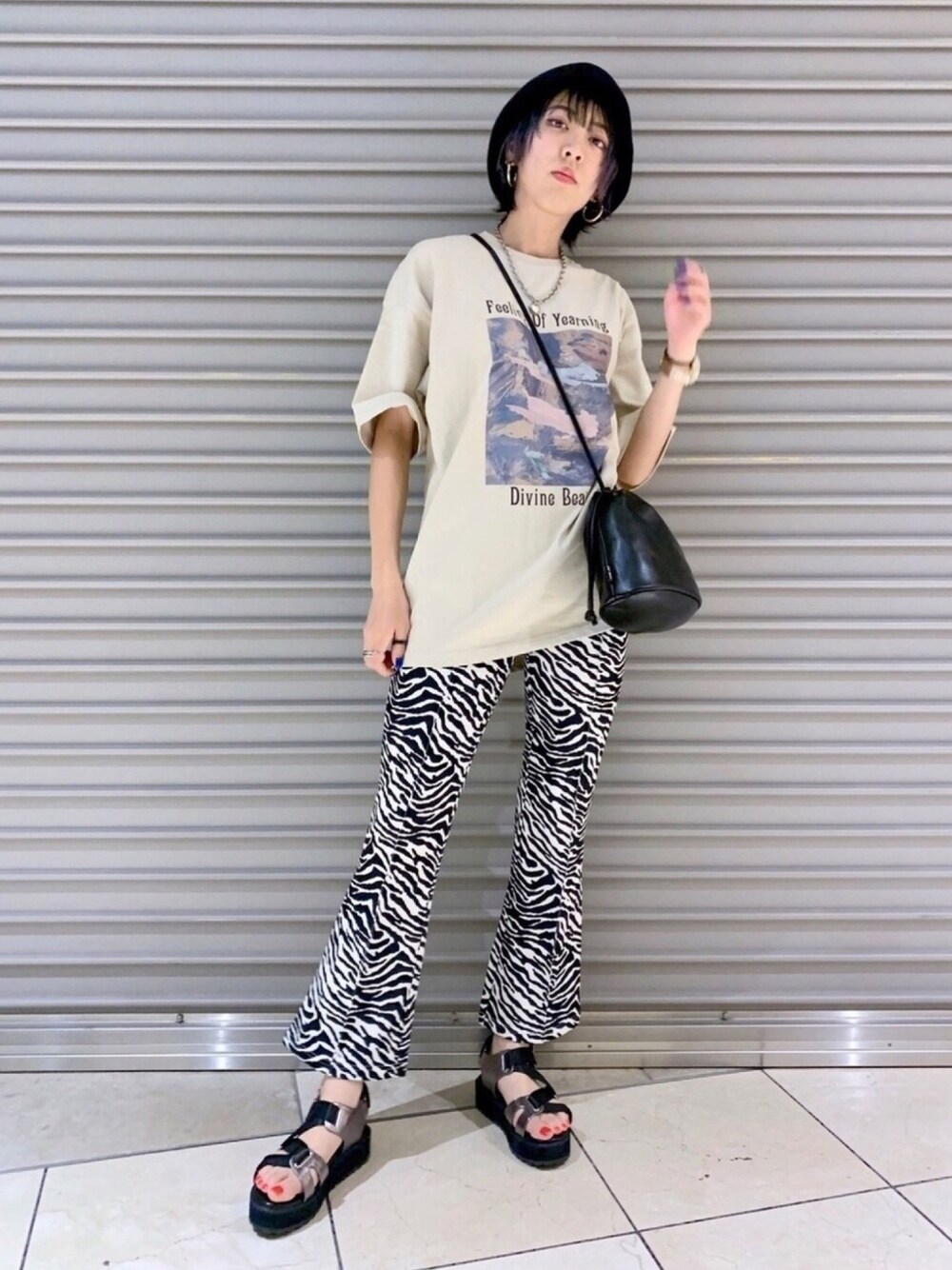 ベージュ系のTシャツ/カットソー、ブラック系のショルダーバッグ、その他のスラックスを着用したレディースの春コーディネートの1枚目の写真
