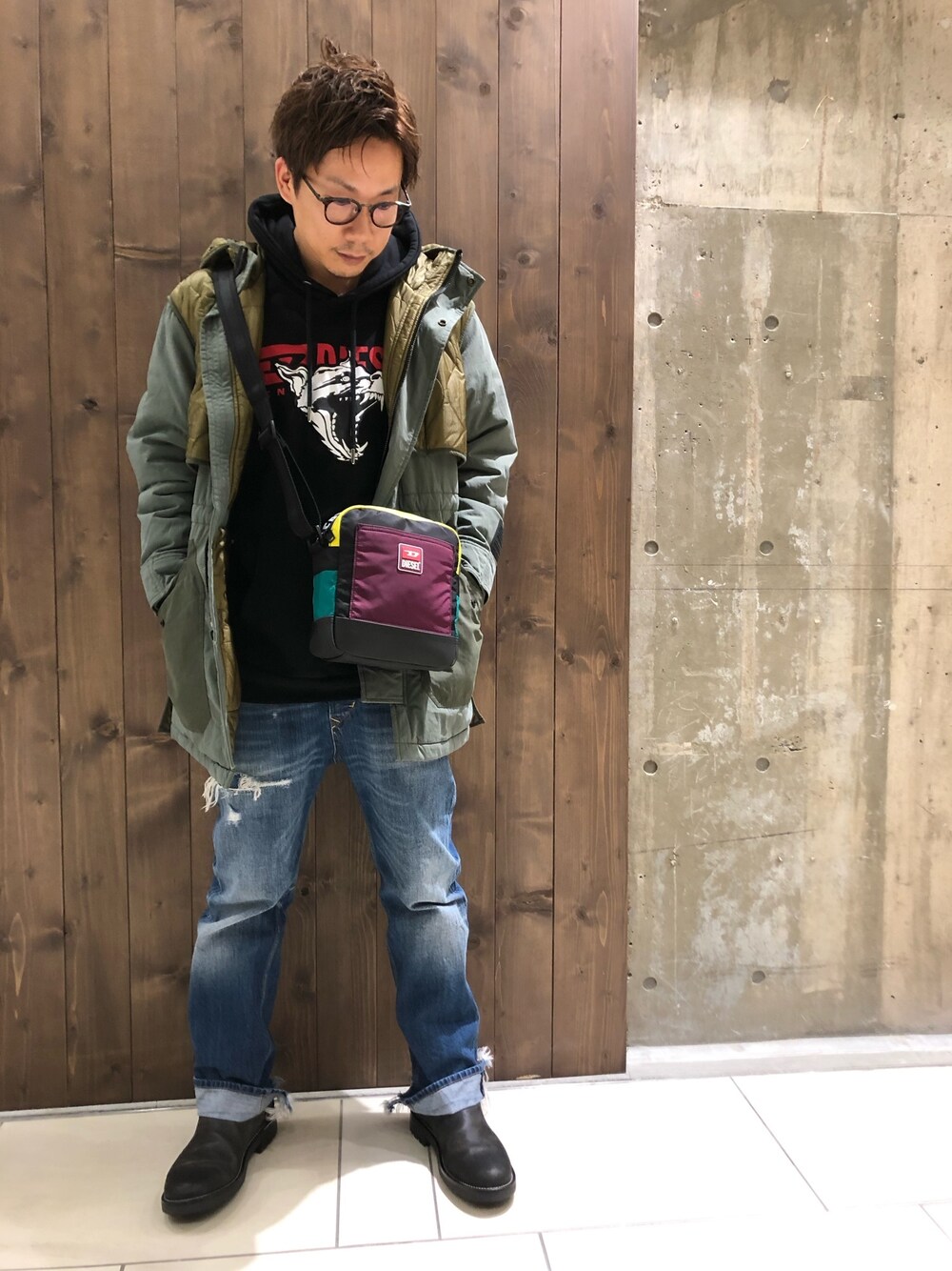 「秋のコーデ、ゆるコーデ、今日のコーデ、ショルダーバッグ、プレゼント、クリスマス」｜「DIESELのアイテム（ボディバッグ/ウエストポーチ、その他）」を使った、satotatuさん（メンズ・175cm）の秋コーディネートの1枚目の写真