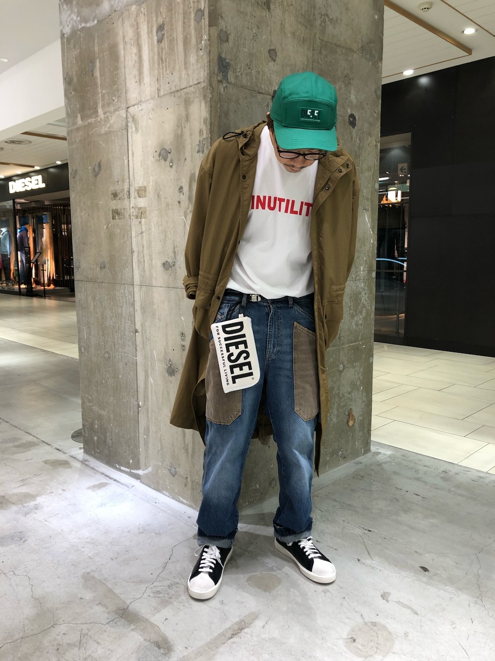 ベージュ系のジャケット/アウター、ブルー系のデニムパンツ、ブラック系のスニーカーを着用したメンズの夏コーディネートの1枚目の写真