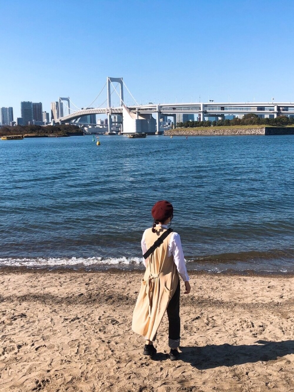 「秋コーデ、カジュアル、休日コーデ、スニーカー、古着、プチプラ、ストリート服が好き、ベレー帽、ロングジレ、デニム」｜「VINTAGEのアイテム（ハンチング/ベレー帽、ブラウン系）」を使った、naoさん（レディース・165cm）の秋コーディネートの1枚目の写真
