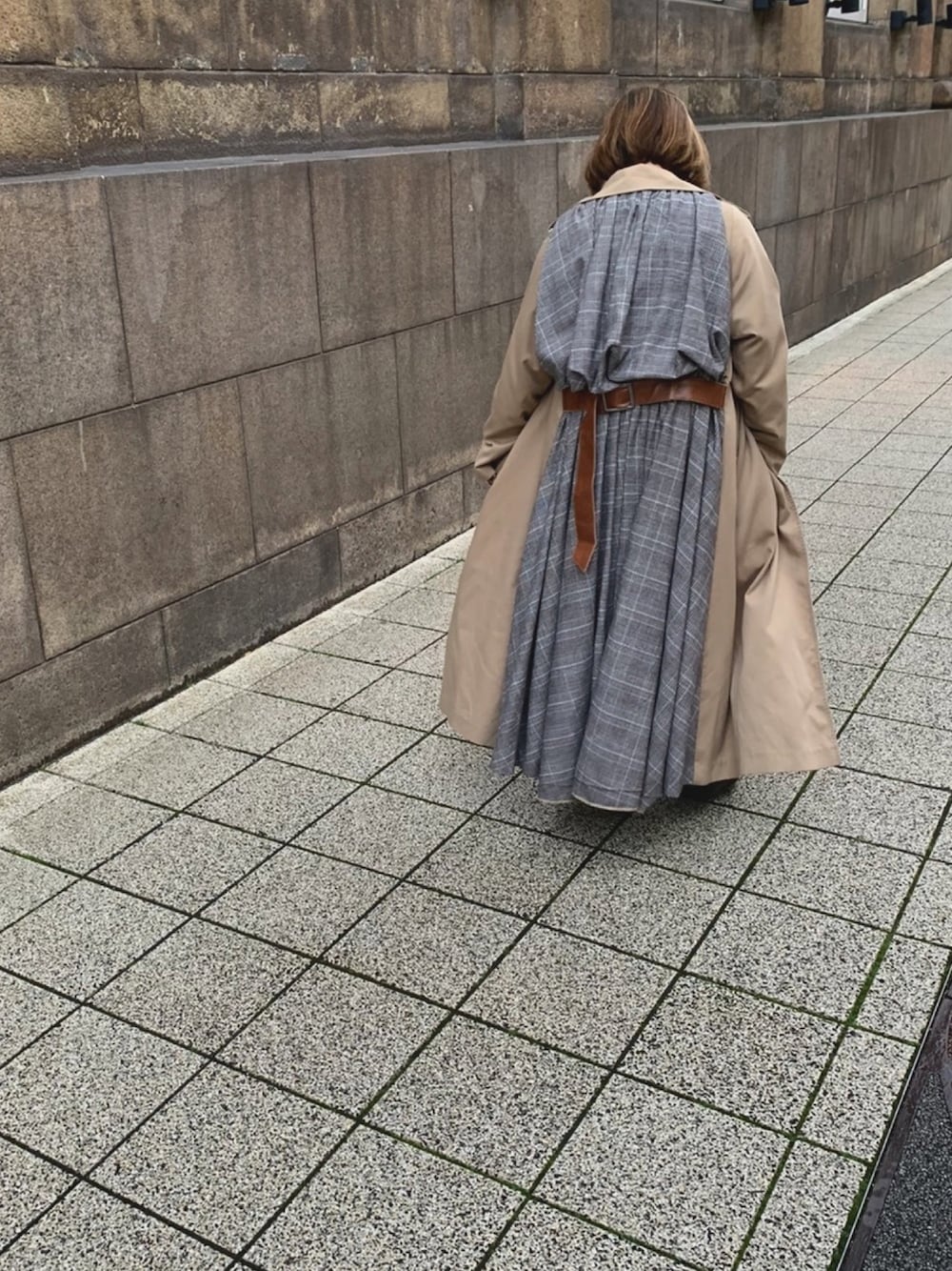 「AMERI、amerivintage、ootd、今日のコーデ、低身長、春アウター、きれいめカジュアル、お洒落さんとつながりたい、雨の日コーデ」｜「AmeriのBALLOON CHECK GATHER JK（トレンチコート、ベージュ系）」を使った、chihiroさん（レディース・152cm）の春コーディネートの1枚目の写真