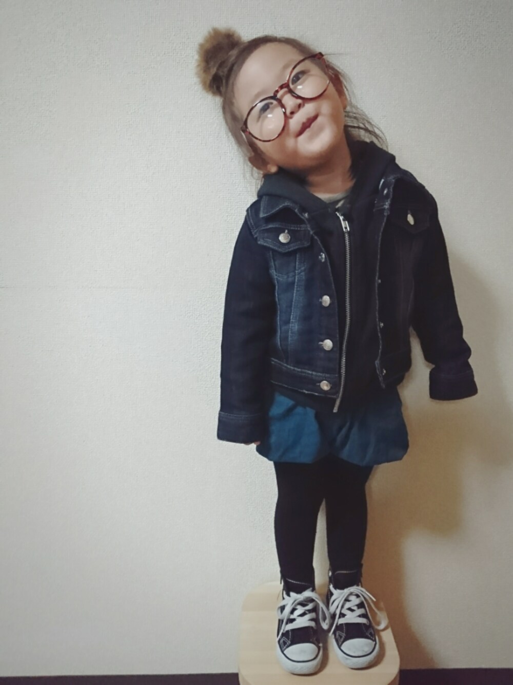 「かぼちゃパンツ、パーカー、デニムジャケット、めがね、ハイカットスニーカー、女の子、2歳5ヶ月」｜「RODEO CROWNS WIDE BOWLのアイテム（メガネ、その他）」を使った、RiRiKaさん（キッズ・90cm）の冬コーディネートの1枚目の写真