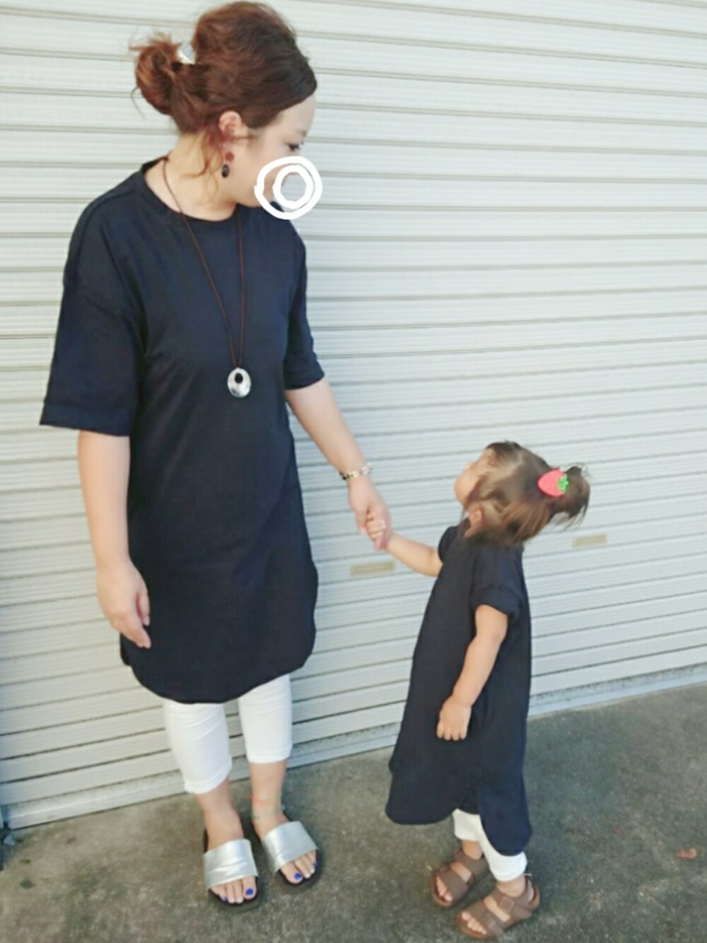 ブルー系のワンピース/ドレス、ホワイト系のデニムパンツ、ブラウン系のサンダルを着用したキッズの夏コーディネートの1枚目の写真
