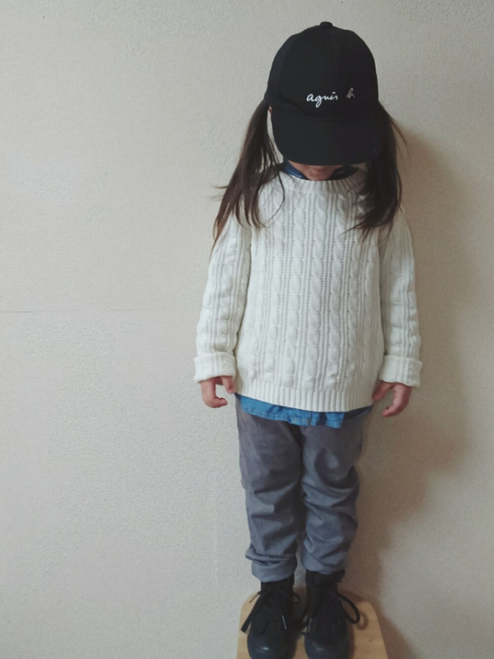 「ロゴキャップ、アニエスベー、白ニット、シャツイン、デニムシャツ、グレーパンツ、コンバース」｜「agnes b.のGL11 E CASQUETTE（キャップ、ブラック系）」を使った、RiRiKaさん（キッズ・100cm）の冬コーディネートの1枚目の写真
