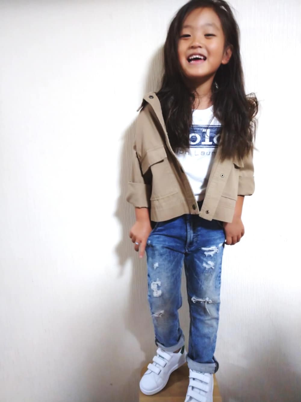 ホワイト系のTシャツ/カットソー、ベージュ系のその他アウター、ブルー系のデニムパンツを着用したキッズの秋コーディネートの1枚目の写真