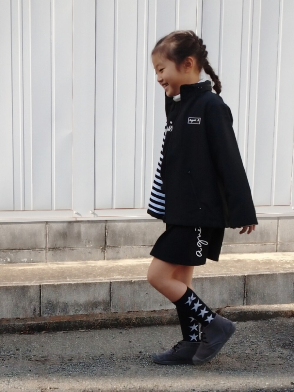 「ブラックコーデ、タートルネック、ロゴアイテム、ハイソックス、ハイカットスニーカー、私の推しブランド、agnes b.」｜「agnes b.のアイテム（ジャケット/アウター、ブラック系）」を使った、RiRiKaさん（キッズ・122cm）の冬コーディネートの1枚目の写真