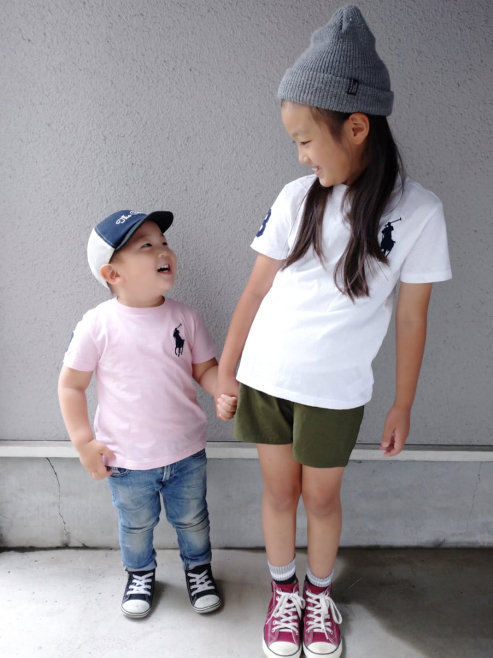 ピンク系のTシャツ/カットソー、ブルー系のデニムパンツ、ブラック系のスニーカーを着用したキッズの春コーディネートの1枚目の写真