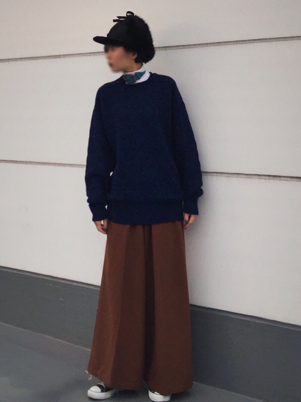 「キャップ、ニット、ワイドパンツ、チョーカー、スニーカー、カジュアル、ネイビー、ラフ、ファー小物」｜「Yves Saint Laurentのアイテム（ニット/セーター、ブルー系）」を使った、꧁ばら꧂🖇さん（レディース・164cm）の冬コーディネートの1枚目の写真