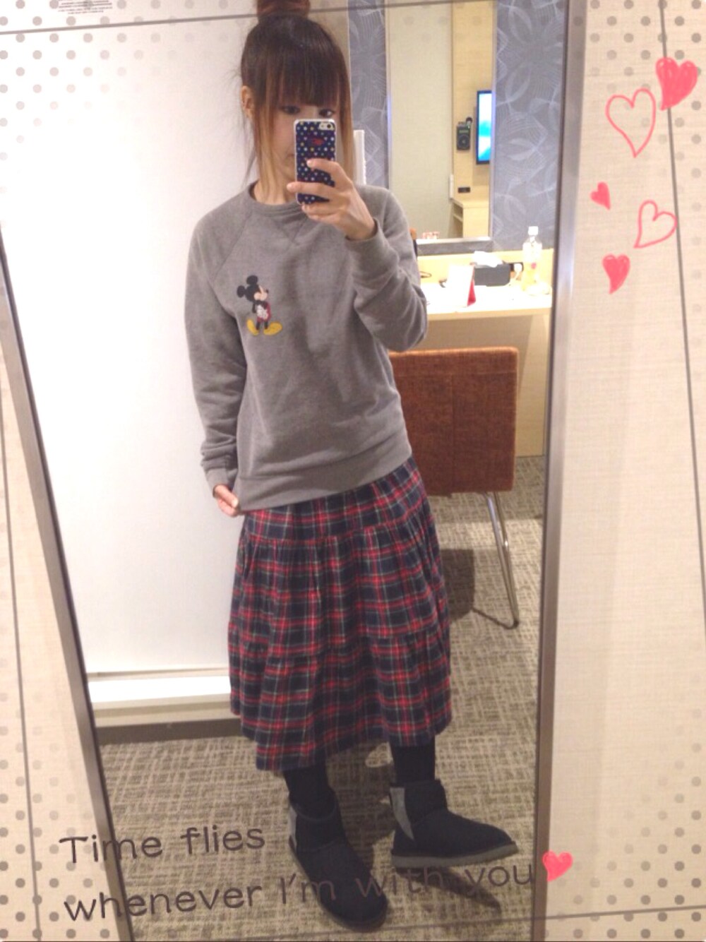 グレー系のスウェット、ブラック系のブーツ、その他のスカートを着用したレディースの冬コーディネートの1枚目の写真