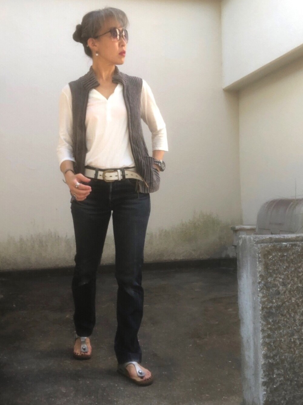 「gizeh、birkenstock、Birkenstock gizeh、MOMOTARO JEANS、Johnbull Private labo、男物を着る女」｜「桃太郎ジーンズのアイテム（デニムパンツ、ブルー系）」を使った、Jules Takagishiさん（レディース・164cm）の夏コーディネートの1枚目の写真