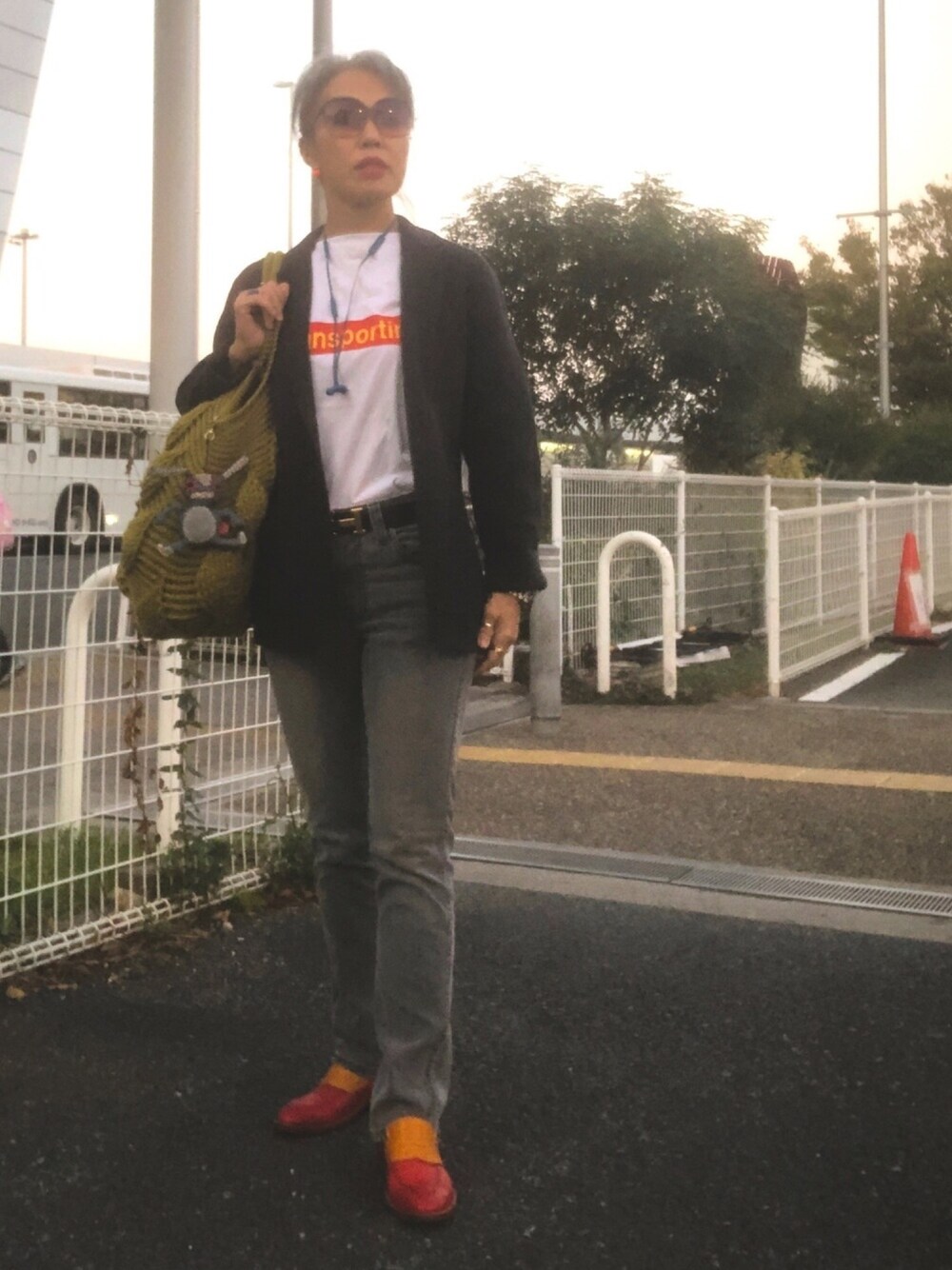 「男物を着る女、断然革靴派、Nudie jeans、ニットジャケット」｜「テツジ屋のアイテム（ローファー、レッド系）」を使った、Jules Takagishiさん（レディース・164cm）の秋コーディネートの1枚目の写真