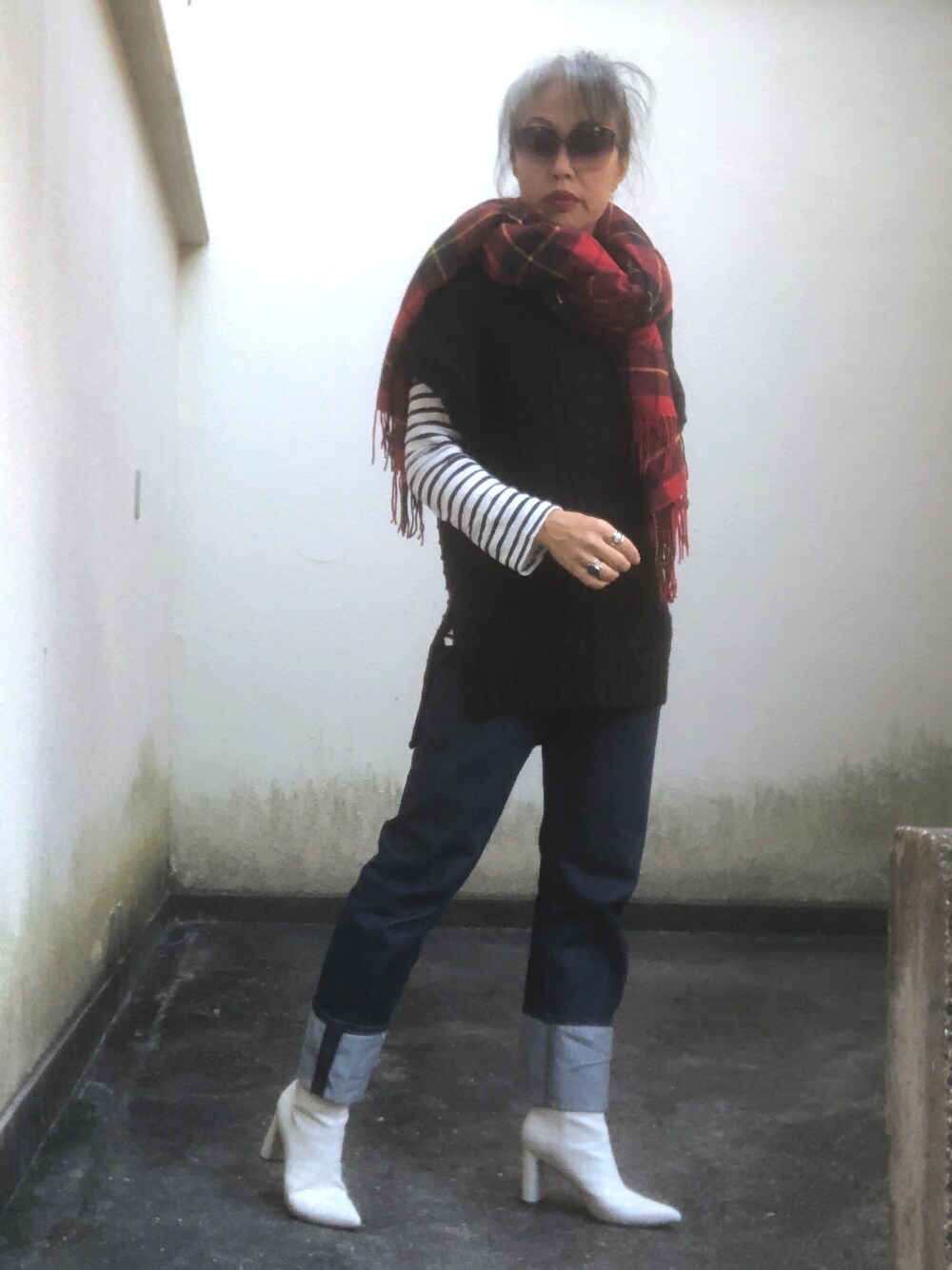 「Levi's、levis 501、ungridブーツ、JW Anderson x UNIQLO、JWアンダーソン、MUJI、エシカルレザー、大判ストール」｜「Ungridのポインテッドアニマルブーツ（ブーツ、ホワイト系）」を使った、Jules Takagishiさん（レディース・164cm）の秋コーディネートの1枚目の写真