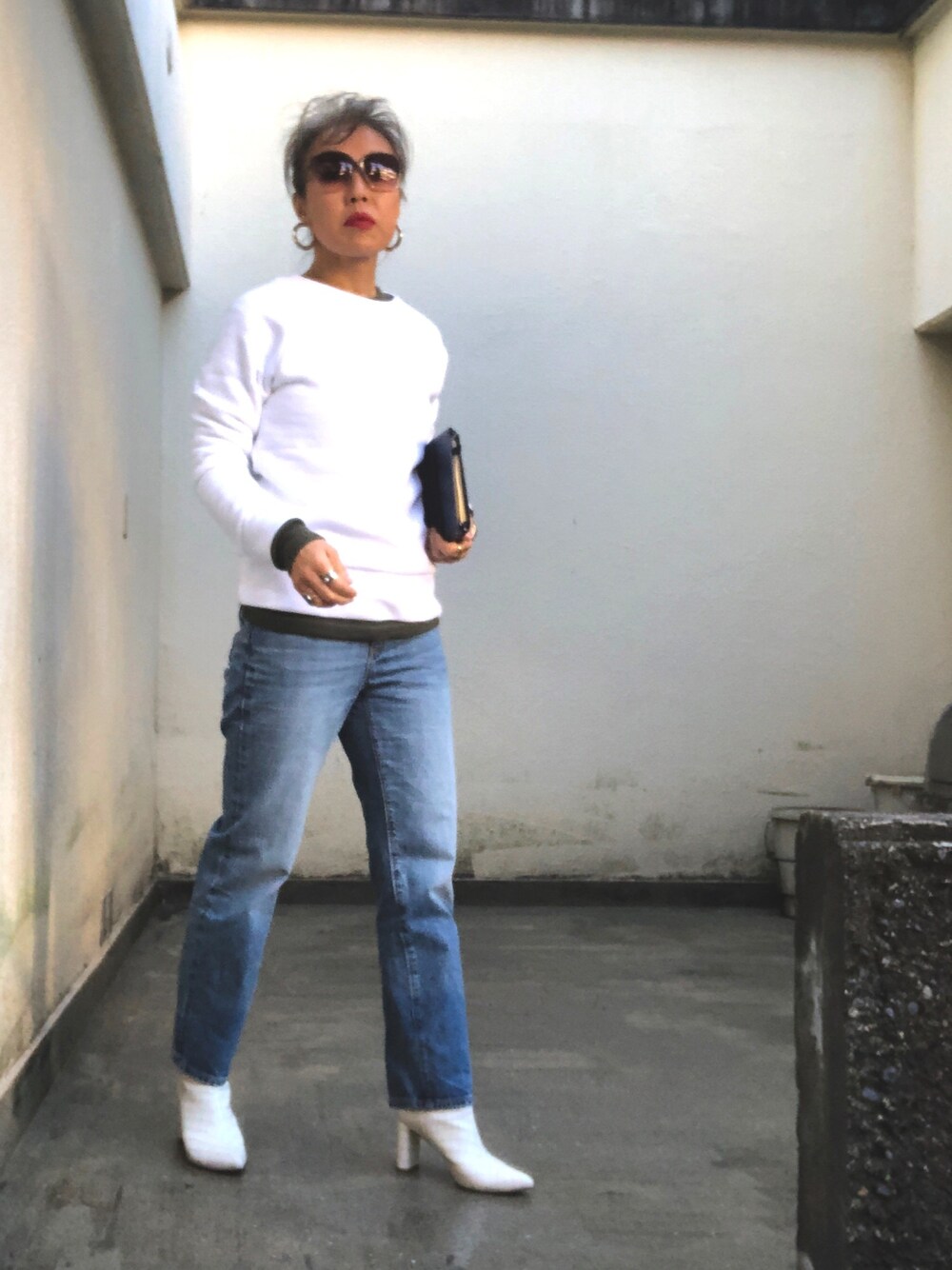 「MXP、男物を着る女、Ungrid デニム、ungridブーツ、ワッフルTシャツ」｜「Ungridのポインテッドアニマルブーツ（ブーツ、ホワイト系）」を使った、Jules Takagishiさん（レディース・164cm）の冬コーディネートの1枚目の写真