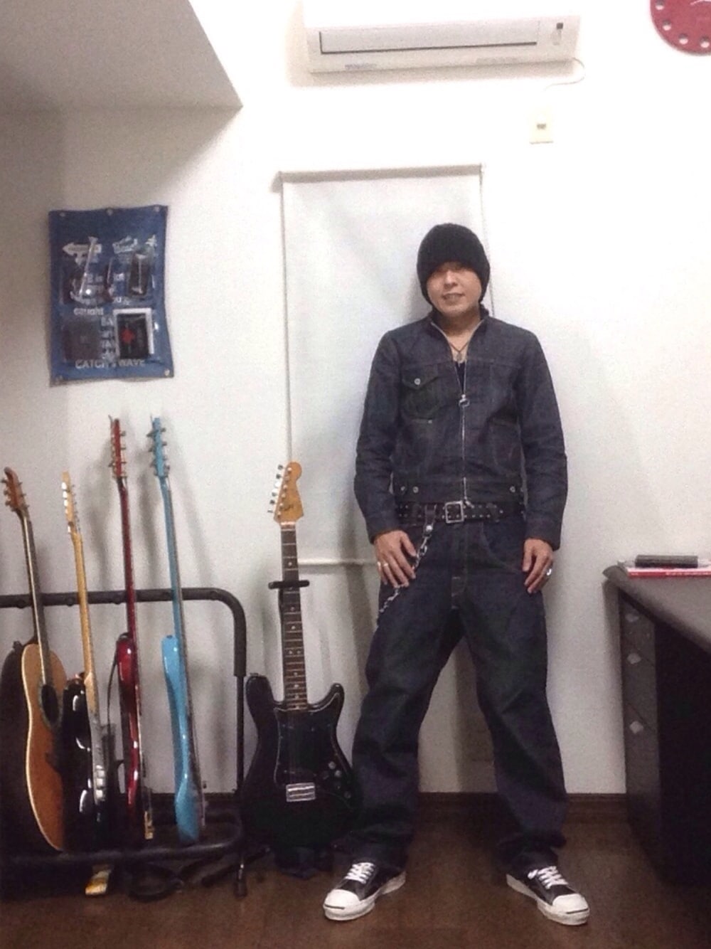 ブルー系のデニムジャケット、ブルー系のデニムパンツ、ブラック系のスニーカーを着用したメンズの冬コーディネートの1枚目の写真