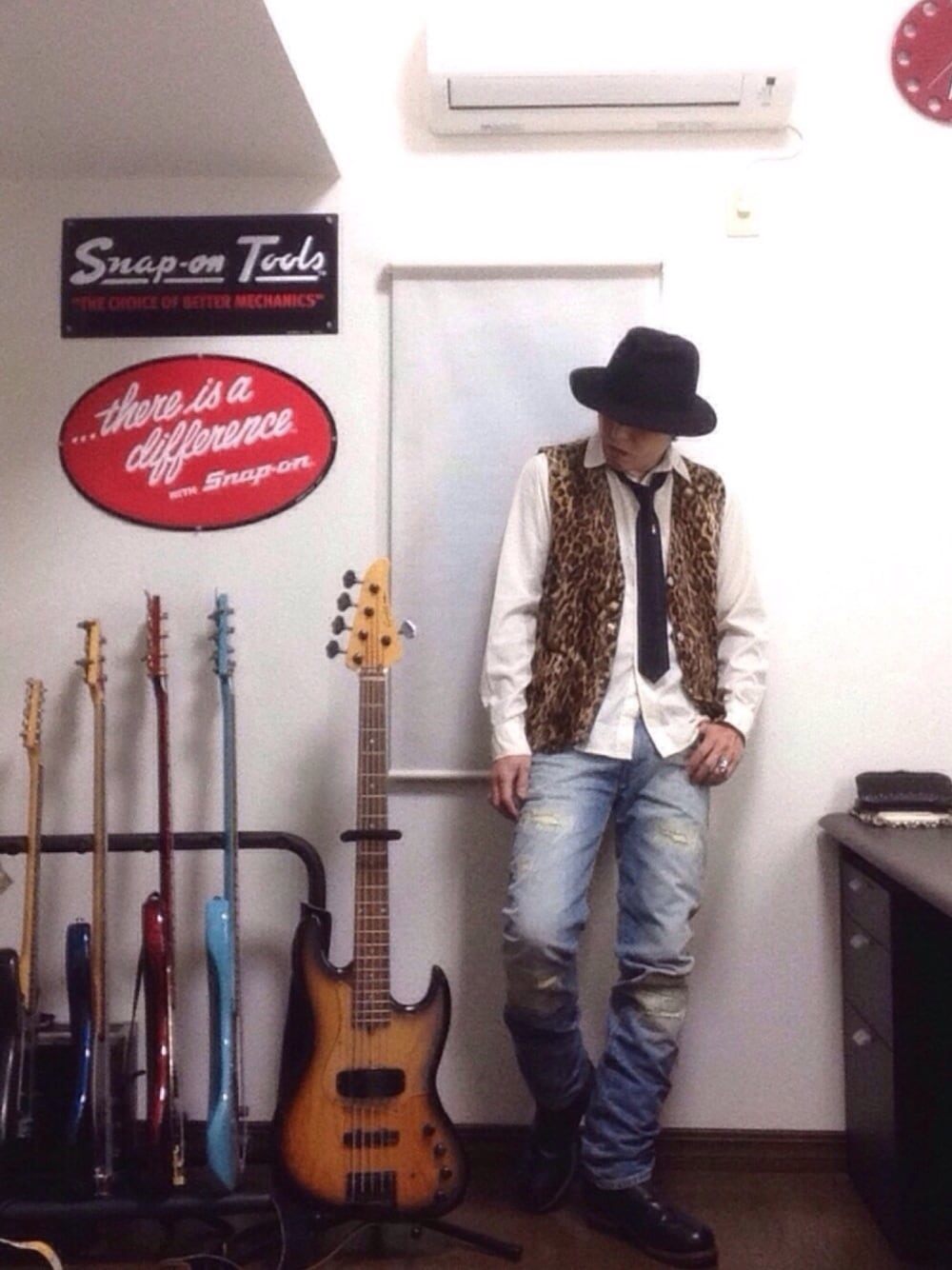 ゴールド系のベスト、ブラック系のブーツ、ホワイト系のシャツ/ブラウスを着用したメンズの春コーディネートの1枚目の写真