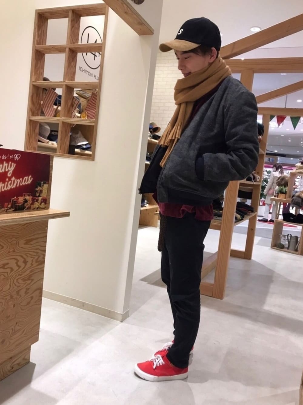 グレー系のブルゾン、ブラック系のその他パンツ、ブラック系のキャップを着用したメンズの秋コーディネートの1枚目の写真