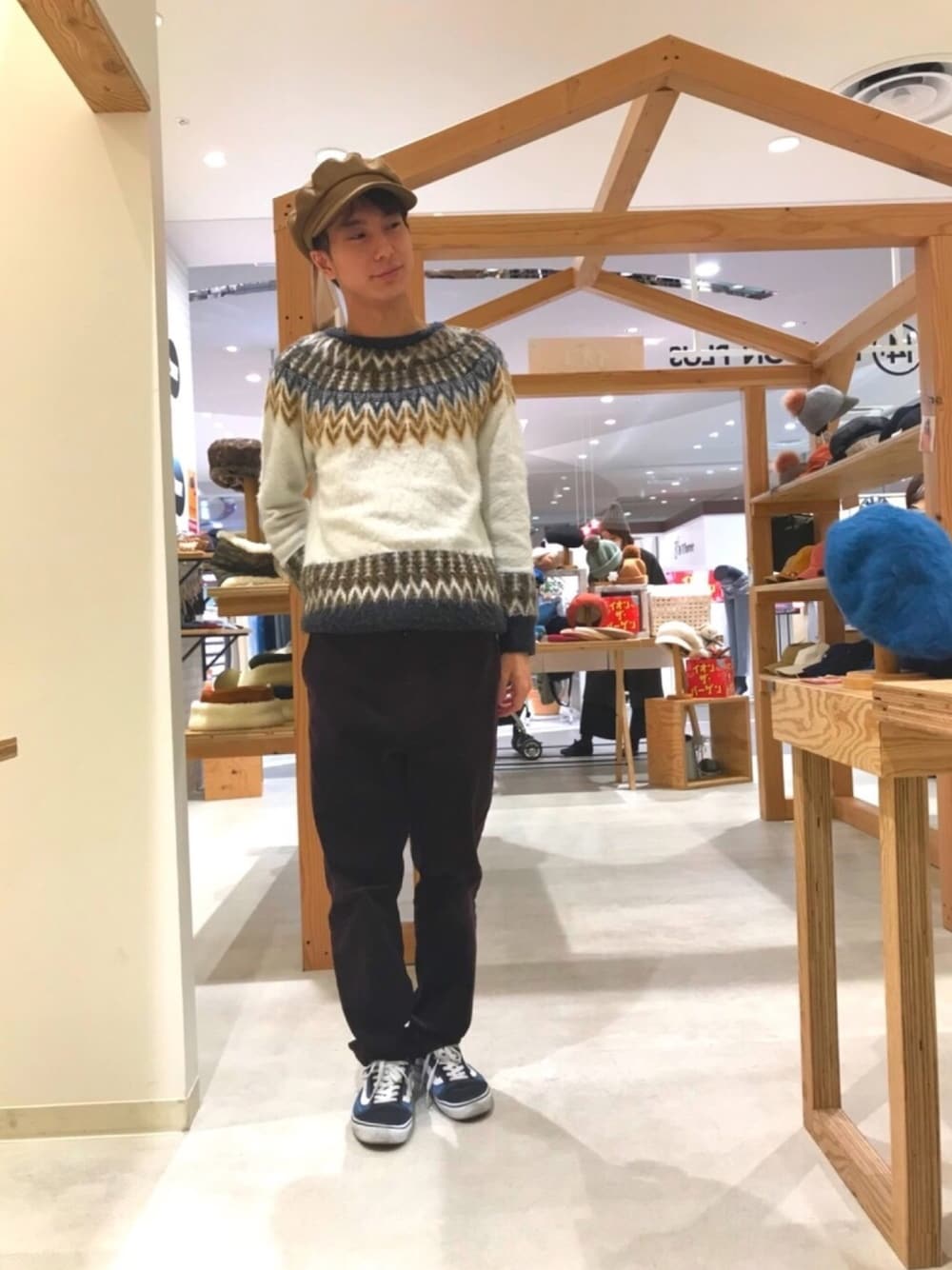 ホワイト系のニット/セーター、ブラウン系のその他パンツ、ベージュ系のキャスケットを着用したメンズの冬コーディネートの1枚目の写真