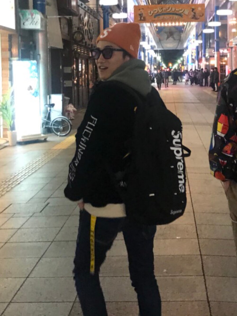 「シンプルコーデ、カジュアル、ビックシルエット、冬コーデ、黒スキニー、パーカー、ストリート、FR2、supreme」｜「Supreme のアイテム（ニットキャップ/ビーニー、その他）」を使った、りさん（メンズ・160cm）の冬コーディネートの1枚目の写真