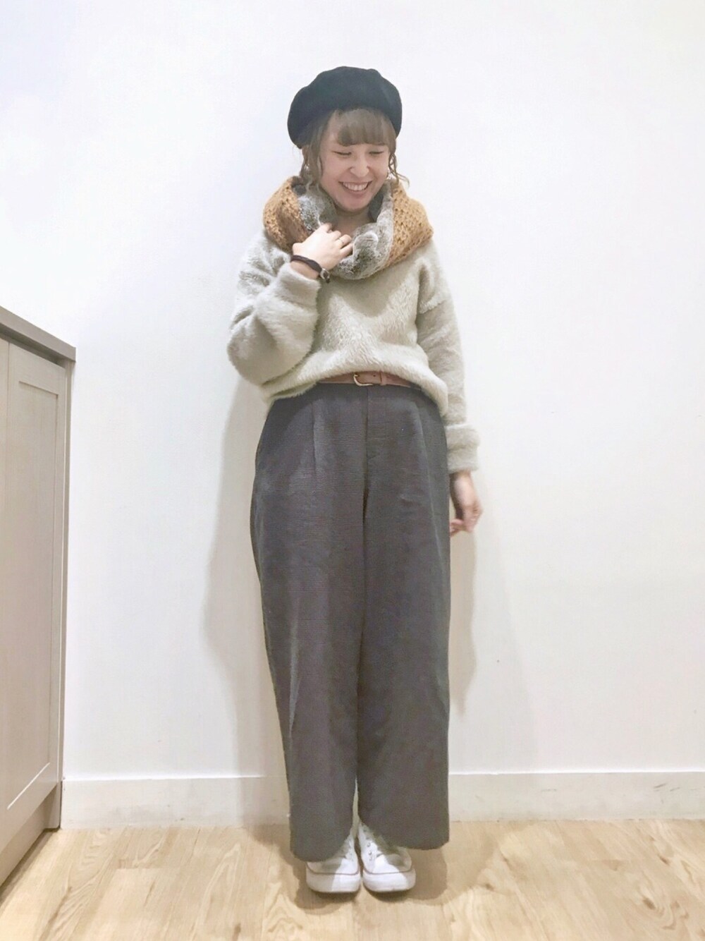 ベージュ系のニット/セーター、その他のその他パンツ、ホワイト系のスニーカーを着用したレディースの冬コーディネートの1枚目の写真