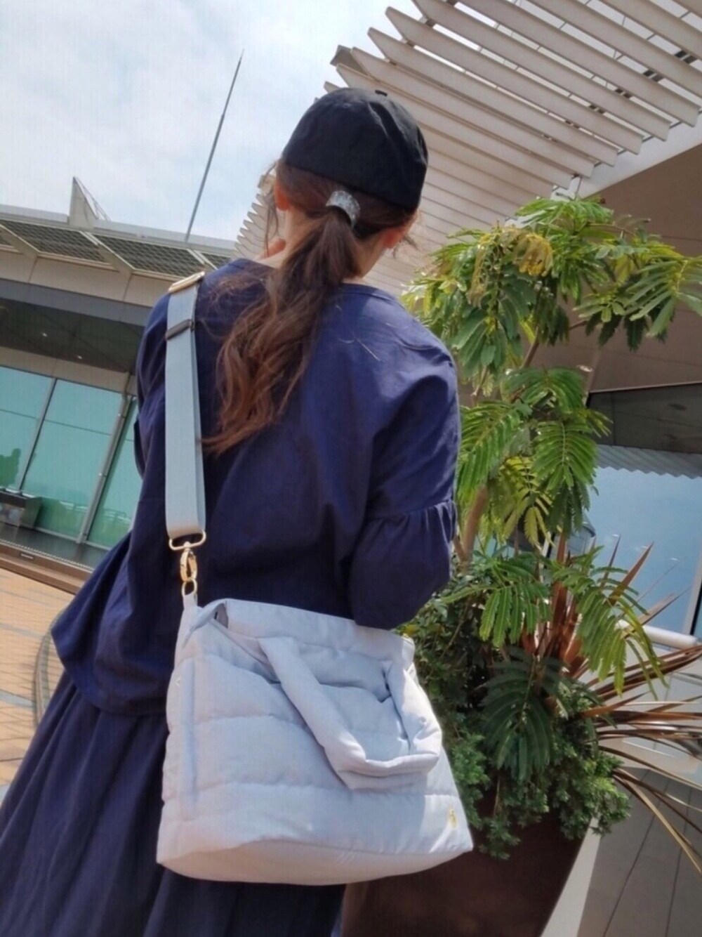 ブルー系のトートバッグ、ブルー系のトートバッグ、グレー系のショルダーバッグを着用したレディースの夏コーディネートの1枚目の写真