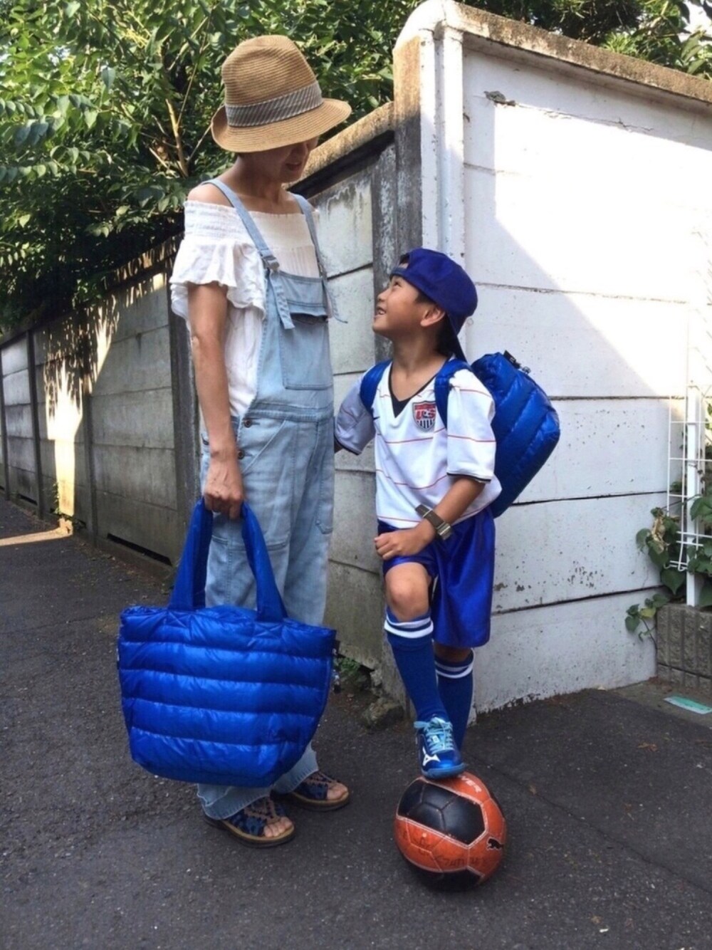 ブルー系のトートバッグ、ブルー系のトートバッグ、ブルー系のトートバッグを着用したキッズの夏コーディネートの1枚目の写真
