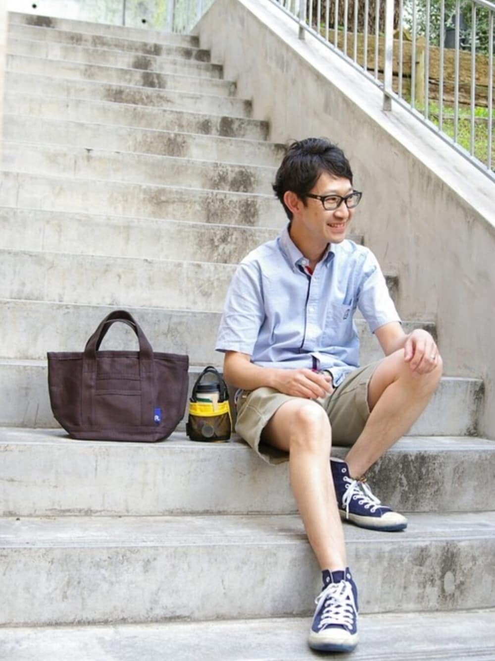 「トートバッグ、ハイカットスニーカー、カラーシャツ、ROOTOTE、カフェ、半ズボン、メガネ部、お父さん、父の日、ルートート」｜「ROOTOTEのRT.CUP-A（グラス/マグカップ/タンブラー、イエロー系）」を使った、ROOTOTE  STAFFさん（メンズ・160cm）の夏コーディネートの1枚目の写真