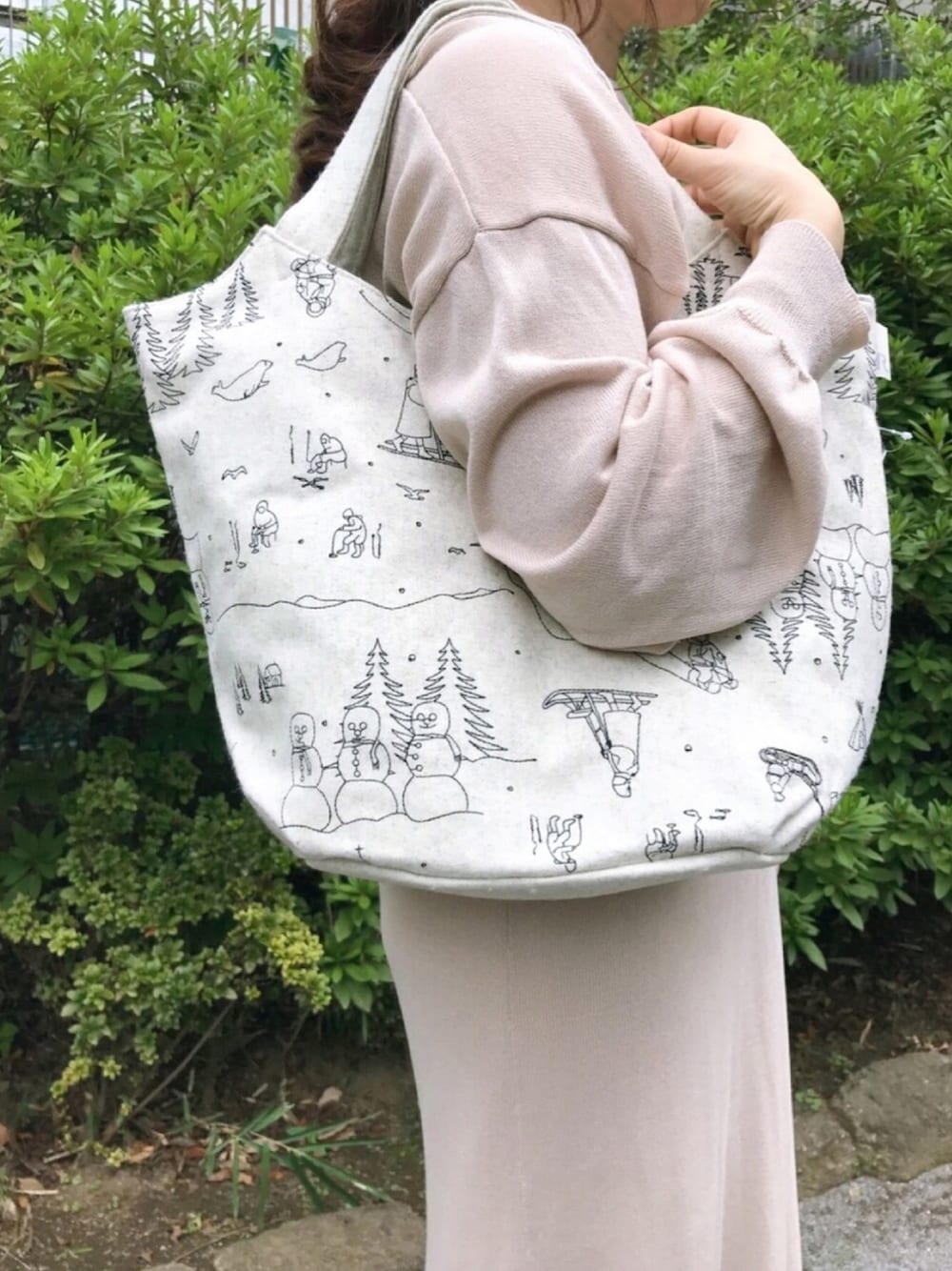 「エンブロイダリー、刺繍、自然、雪だるま、トートバッグ、ベージュコーデ、ワントーンコーデ、ROOTOTE、ルートート、フェルトバッグ」｜「ROOTOTEのEU.ﾗｳﾝﾄﾞ.ｴﾝﾌﾞﾛｲﾀﾞﾘ-C（トートバッグ、ホワイト系）」を使った、ROOTOTE  STAFFさん（レディース・160cm）の冬コーディネートの1枚目の写真