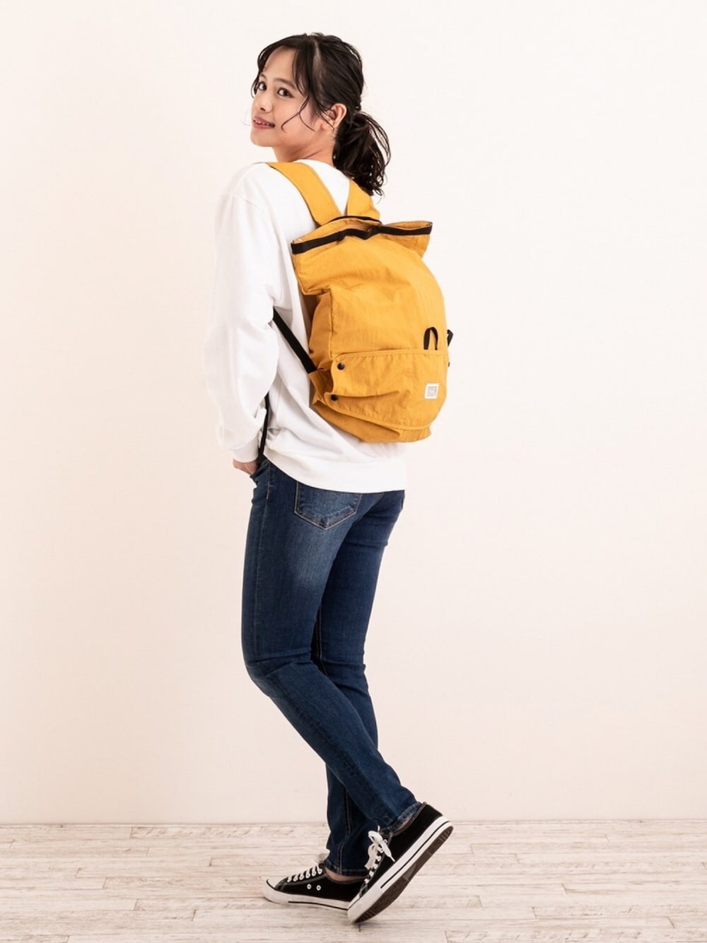 「ROOTOTE、ルートート、エコバッグ、バックパック、リュック、トートバッグ、カジュアル、パンツスタイル、デニムパンツ、スニーカーコーデ」｜「ROOTOTEのルートート/折りたたみ リュック ２Way エコバッグ SN マルクトート セオルー -A（エコバッグ/サブバッグ、イエロー系）」を使った、ROOTOTE  STAFFさん（レディース・163cm）の秋コーディネートの1枚目の写真